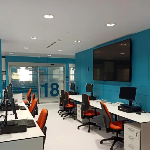 Ledvance Comfort DN195 LED downlight inbouw ugr19 symm 4000K 2520lm 220x220mm 41-80° - Breedstralend Steekklem wit 4058075459274