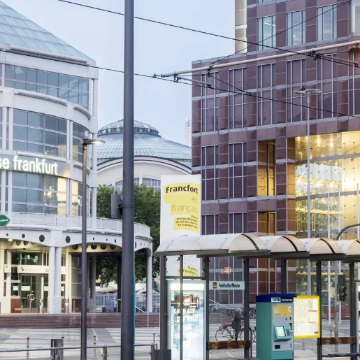 Trilux Lumega IQ 50N mastarmatuur 730 Wandconsole LED 3200lm 3000K 23.1W 705x260mm IP66 IK08 grijs 7819340