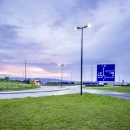 Trilux Lumega IQ 50N mastarmatuur 730 Wandconsole LED 3200lm 3000K 23.1W 705x260mm IP66 IK08 grijs 7819340