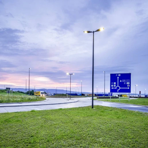 Trilux Lumega IQ 50N mastarmatuur 730 Wandconsole LED 3200lm 3000K 23.1W 705x260mm IP66 IK08 grijs 7819340