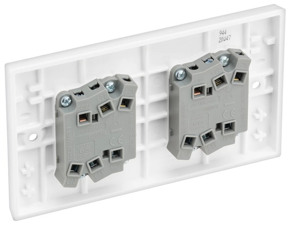 BG White Moulded Square Edge 20A 16AX Quadruple Switch 2 Way