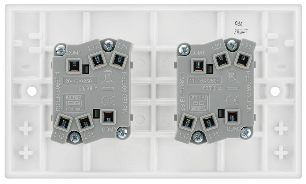 BG White Moulded Square Edge 20A 16AX Quadruple Switch 2 Way