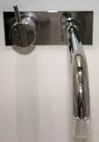 MELANGEUR MURALE VOLA chromé monocommande+plaque avec bec fixe 225mm-avec levier de commande 60mm