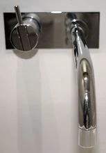 MELANGEUR MURALE VOLA chromé monocommande+plaque avec bec fixe 225mm-avec levier de commande 60mm