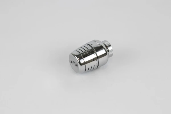Begetube Thermostaatkop type 5000 met ingebouwde bediening en sensor. Regelbereik 6,5 : 28 °C, chroom, logo IVAR.