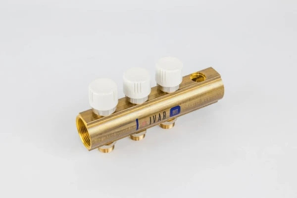 BEGETUBE Collecteur de retour dia. 5/4", avec 3 vannes d'interception avec manoeuvre manuelle, raccords M24 prémontées et 2 embouts 1/2"F supplémentaires.