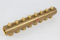 BEGETUBE Distributeur-collecteur en laiton étiré, dia. 1"1/2, avec organes à double réglage micrométrique et 8 sorties 3/4" F.