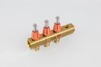 BEGETUBE Collecteur de refoulement 1", 3 sorties avec débitmètres, raccords M24 prémontés et 2 embouts 1/2" supplémentaires.