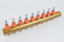 BEGETUBE Collecteur de refoulement 5/4", 9 sorties avec débitmètres, raccords M24 prémontés et 2 embouts 1/2" supplémentaires.