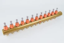 BEGETUBE Collecteur de refoulement 5/4", 12 sorties avec débitmètres, raccords M24 prémontés et 2 embouts 1/2" supplémentaires.
