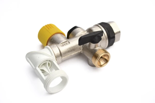 ProOne boilerveiligheidsgroep draaibare afvoer MF EK3/4 x 3/4 - met 1 electrolysekoppeling - teflon zitting - geel