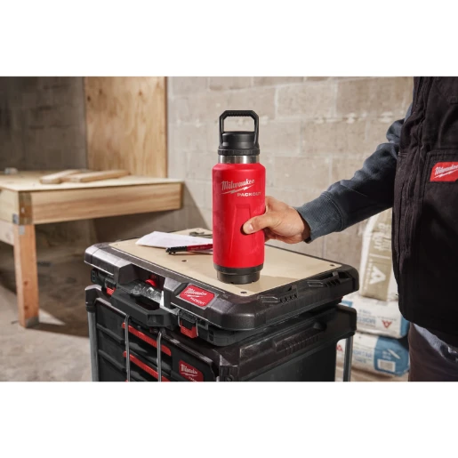 Milwaukee® PACKOUT™ Bottle 1065 ml Chug Lid Red