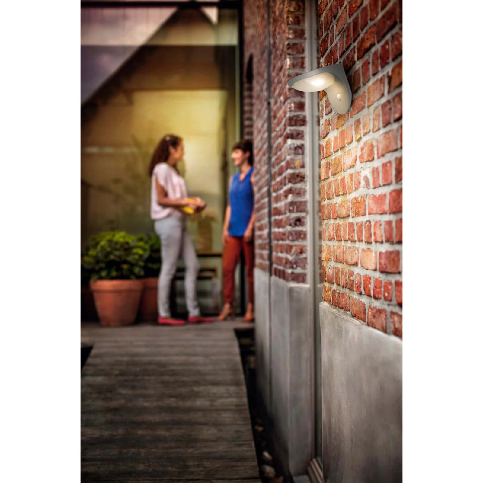 Philips Buitenwandlamp Dusk 1x1W SELV grijs - met sensor