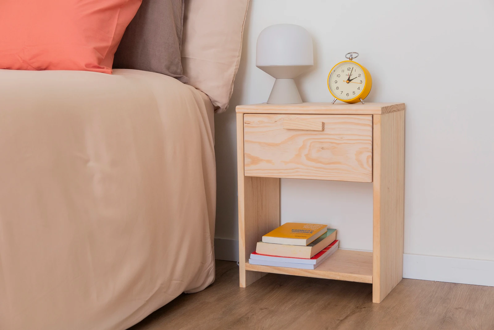 Astigarraga Bijzettafel hout met massieve deuren